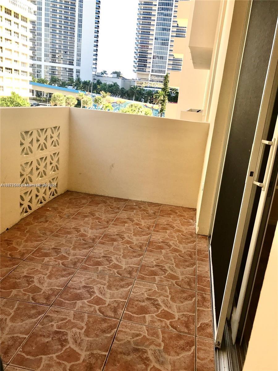 1833 S Ocean Dr #305,Hallandale Beach, FL 33009