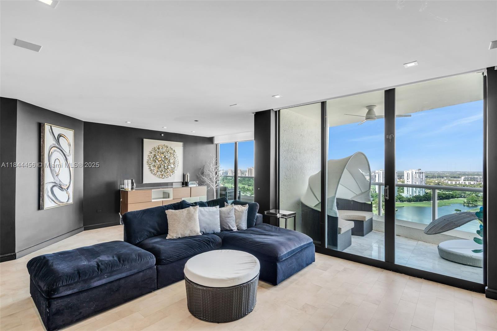 image Hamptons South Condo11