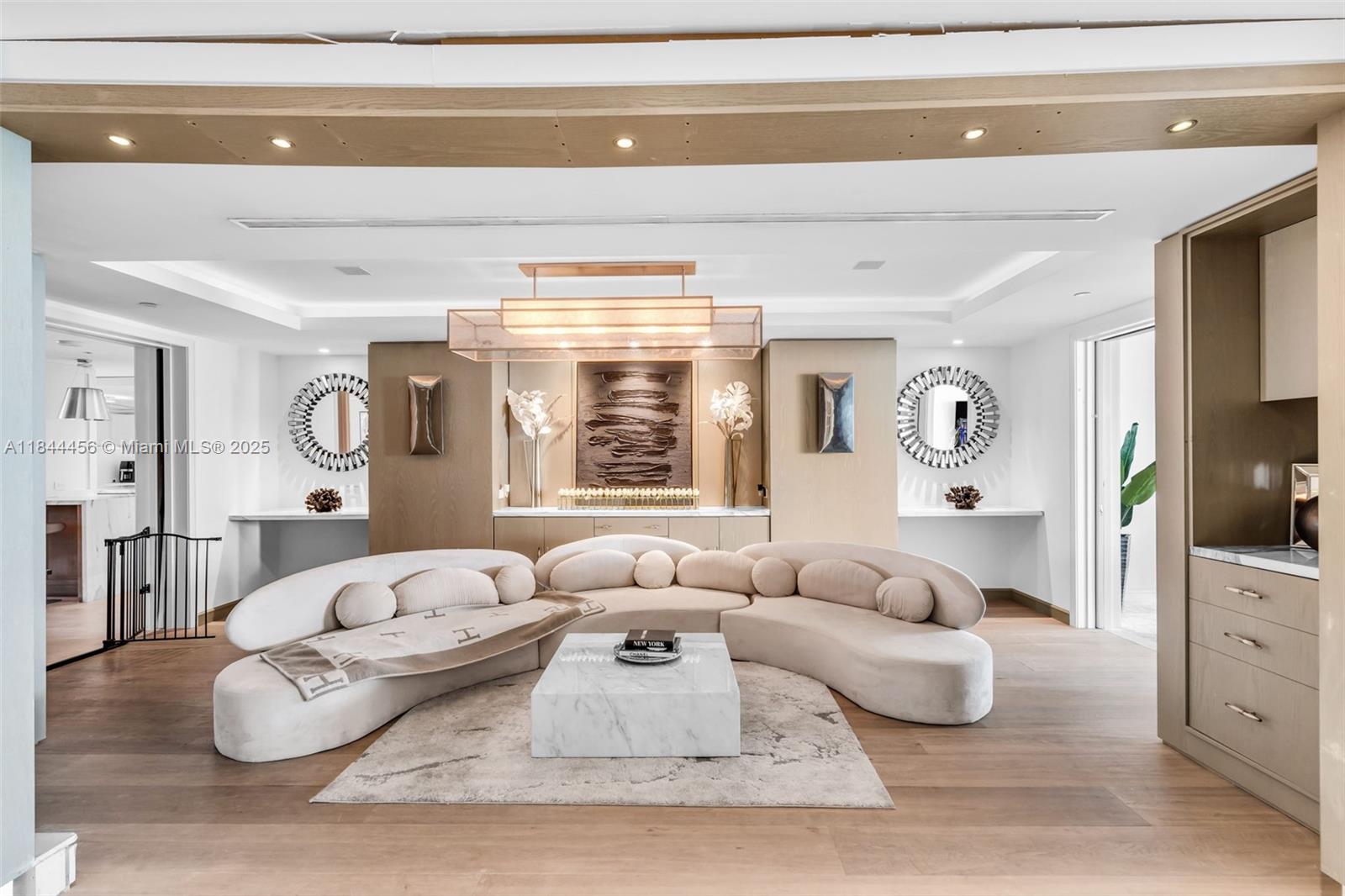 image Hamptons South Condo1