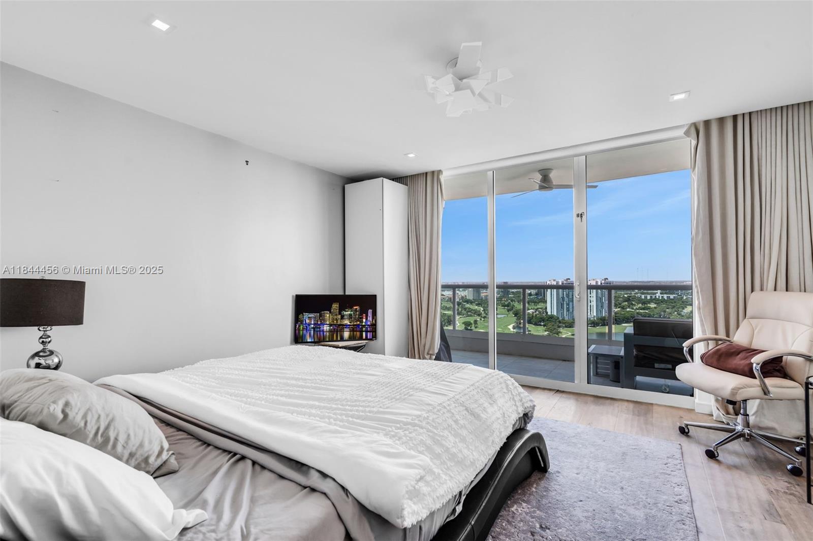 image Hamptons South Condo26