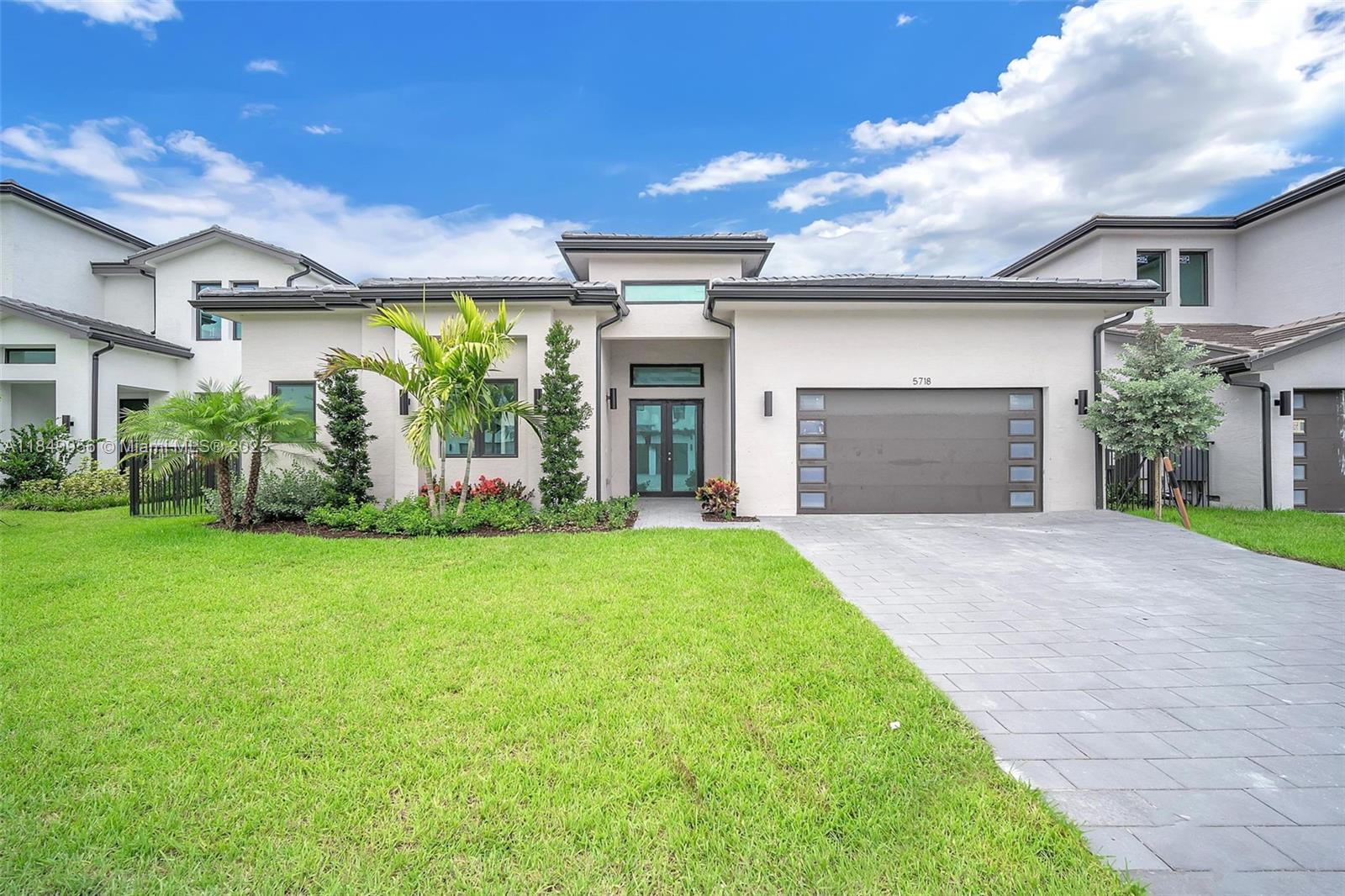 5718 W Ashwood Cir W