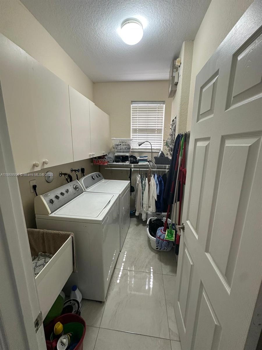 1063 Sunflower Cir Weston, FL 33327