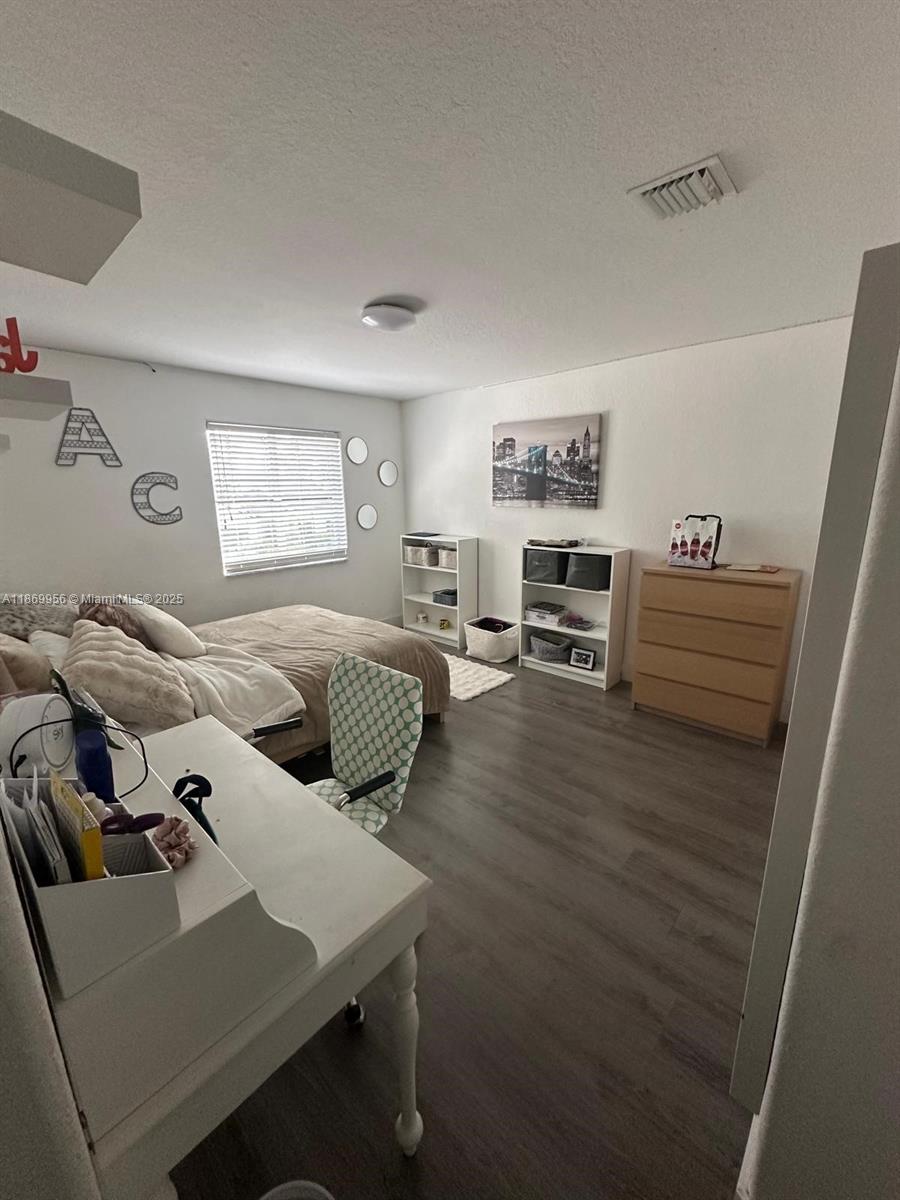 1063 Sunflower Cir Weston, FL 33327