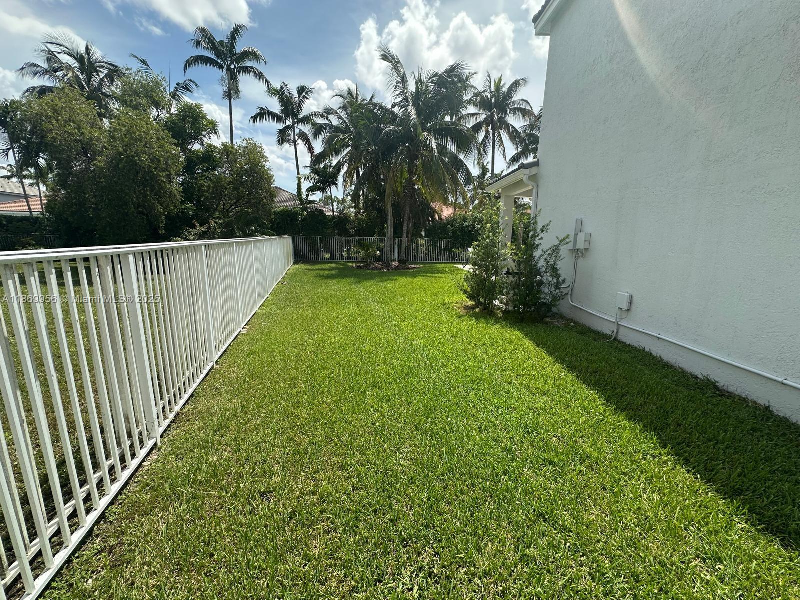 1063 Sunflower Cir Weston, FL 33327