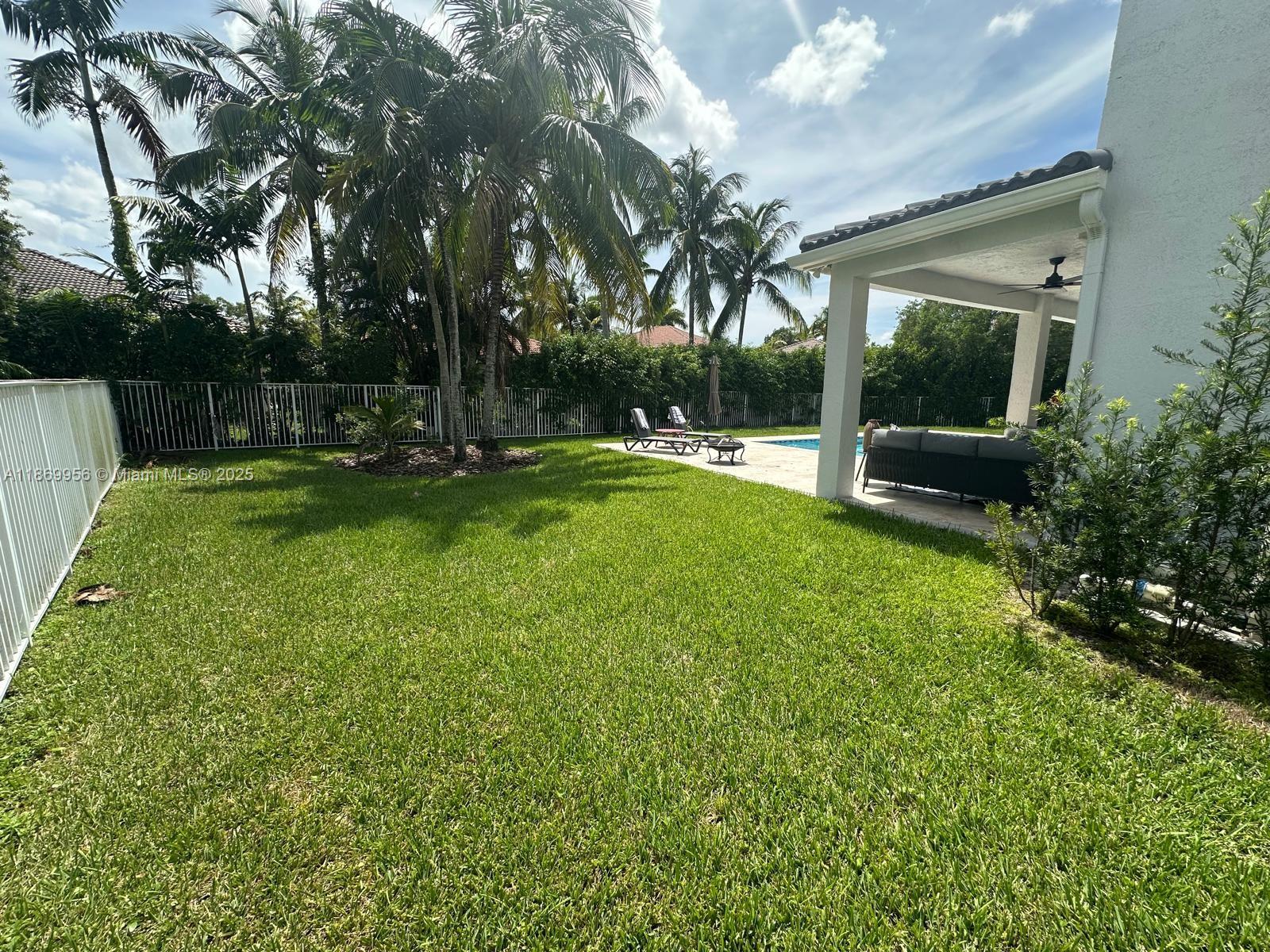 1063 Sunflower Cir Weston, FL 33327