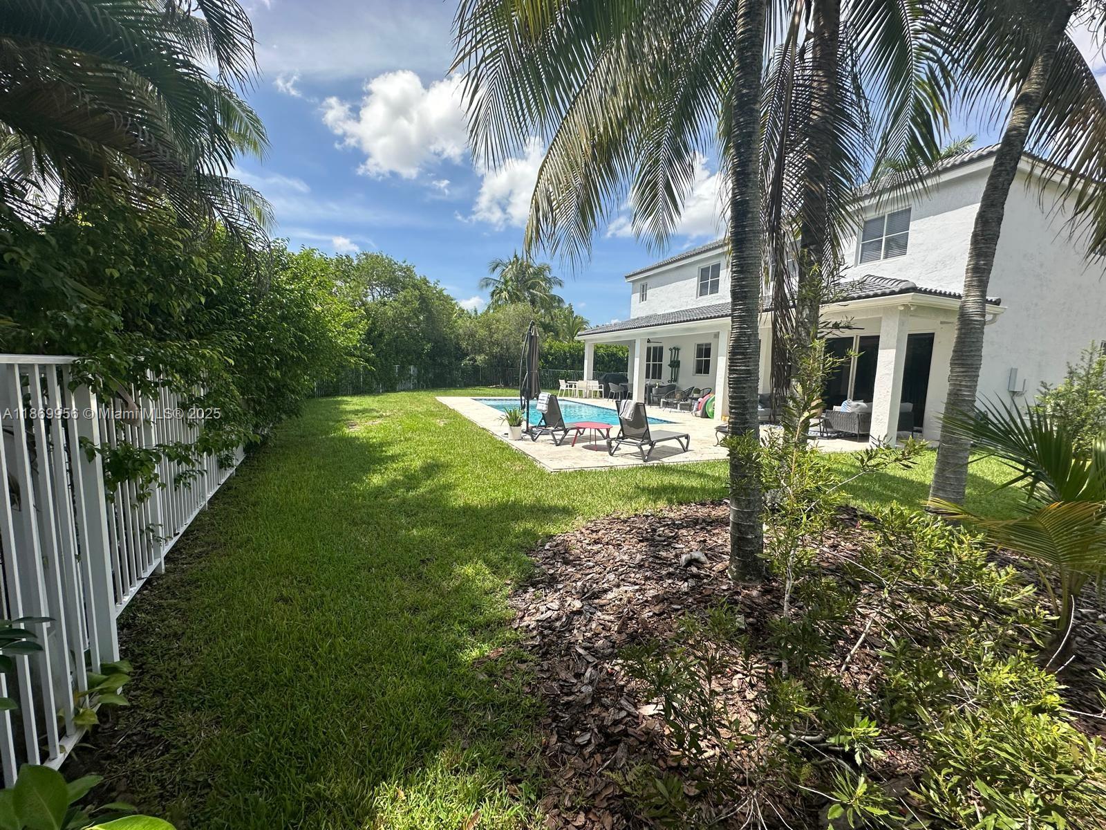 1063 Sunflower Cir Weston, FL 33327