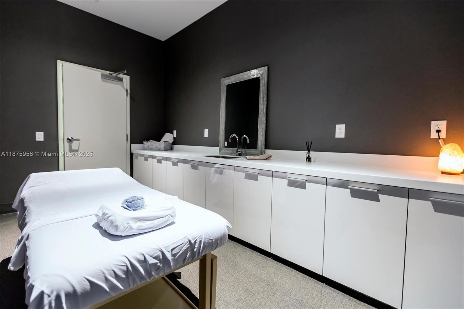 image Canvas Condominium17