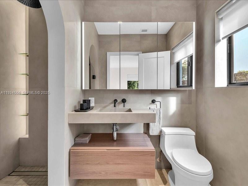 920 W 47th Ct Miami Beach, FL 33140