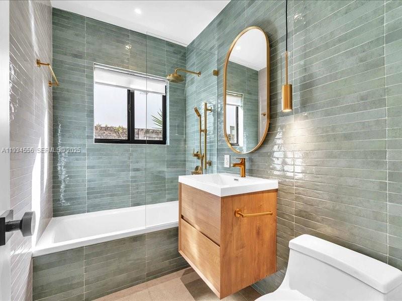 920 W 47th Ct Miami Beach, FL 33140