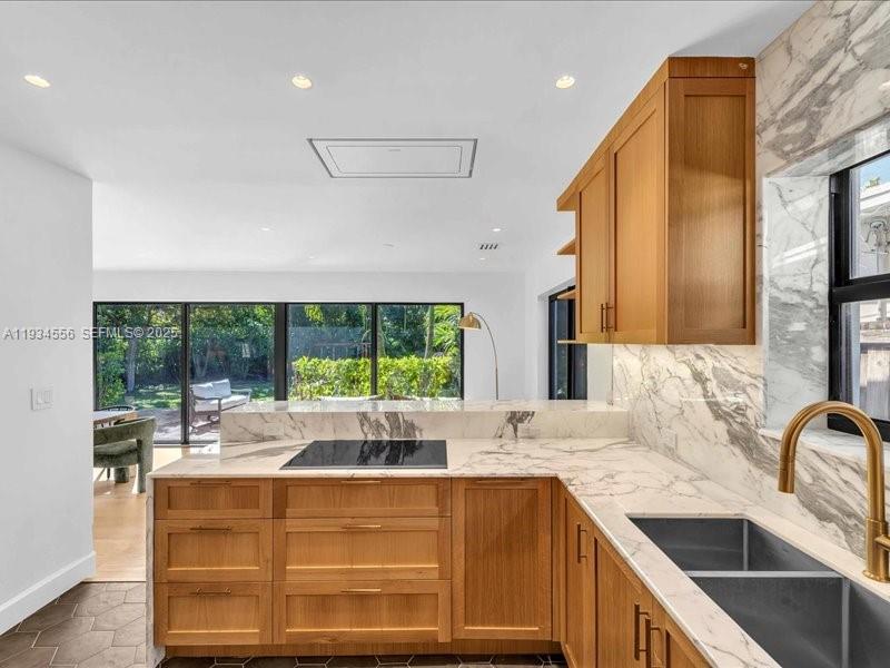 920 W 47th Ct Miami Beach, FL 33140