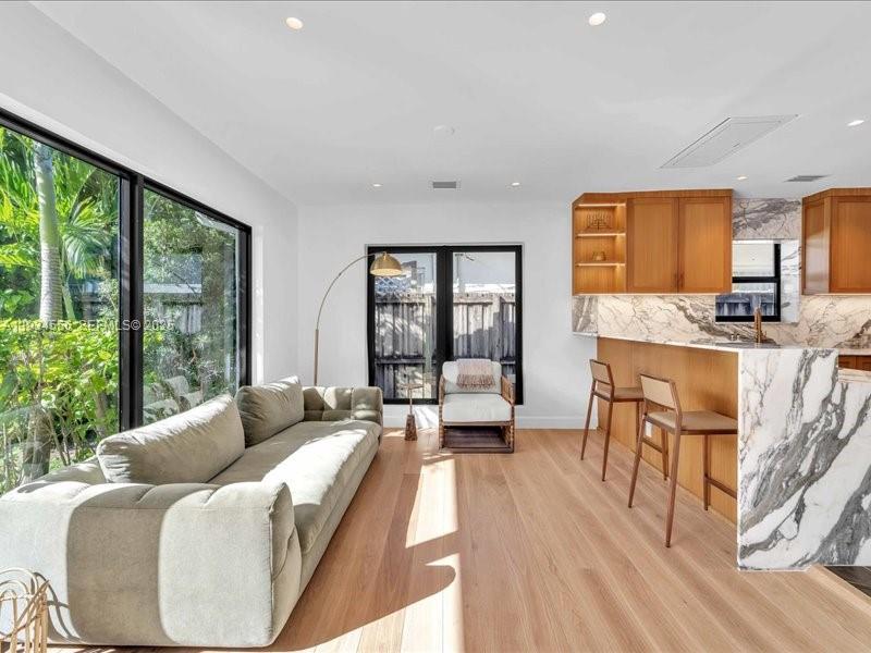 920 W 47th Ct Miami Beach, FL 33140