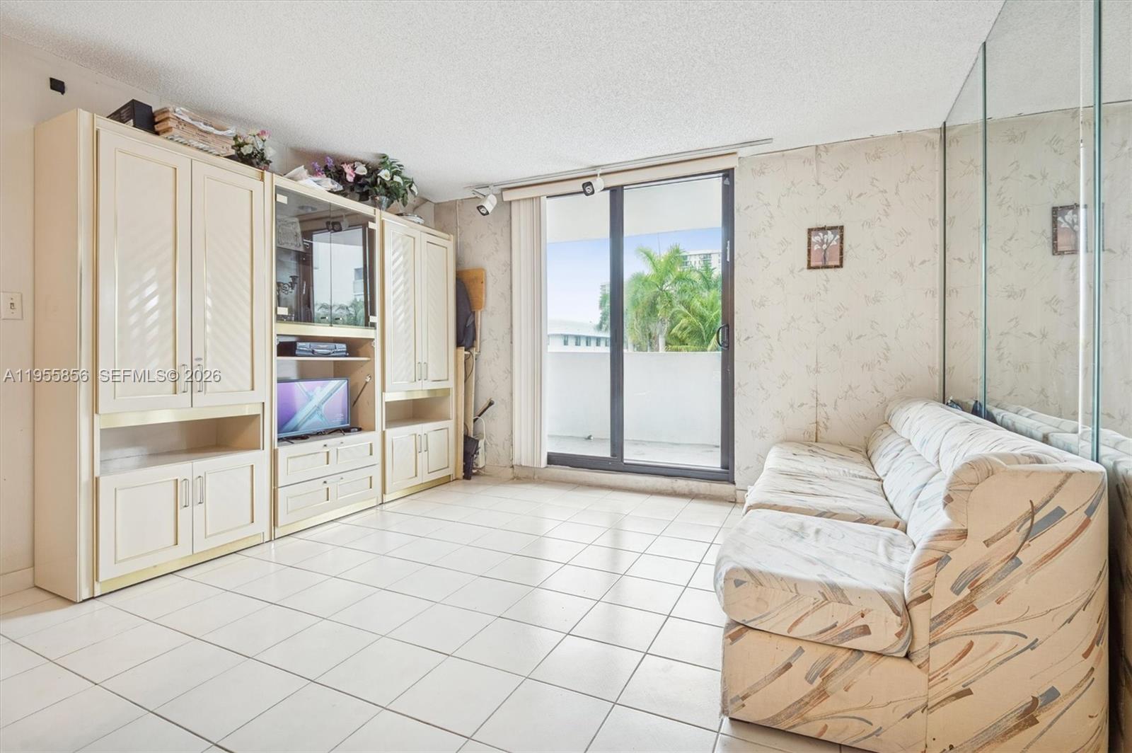 4301 Collins Ave #202 Miami Beach, FL 33140