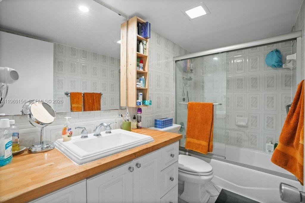 5005 Collins Ave #504 Miami Beach, FL 33140