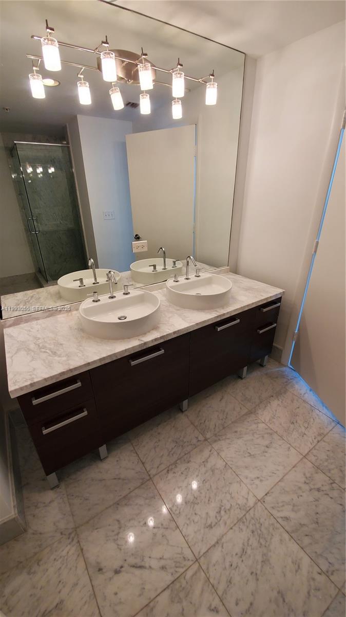 image Vizcayne South10