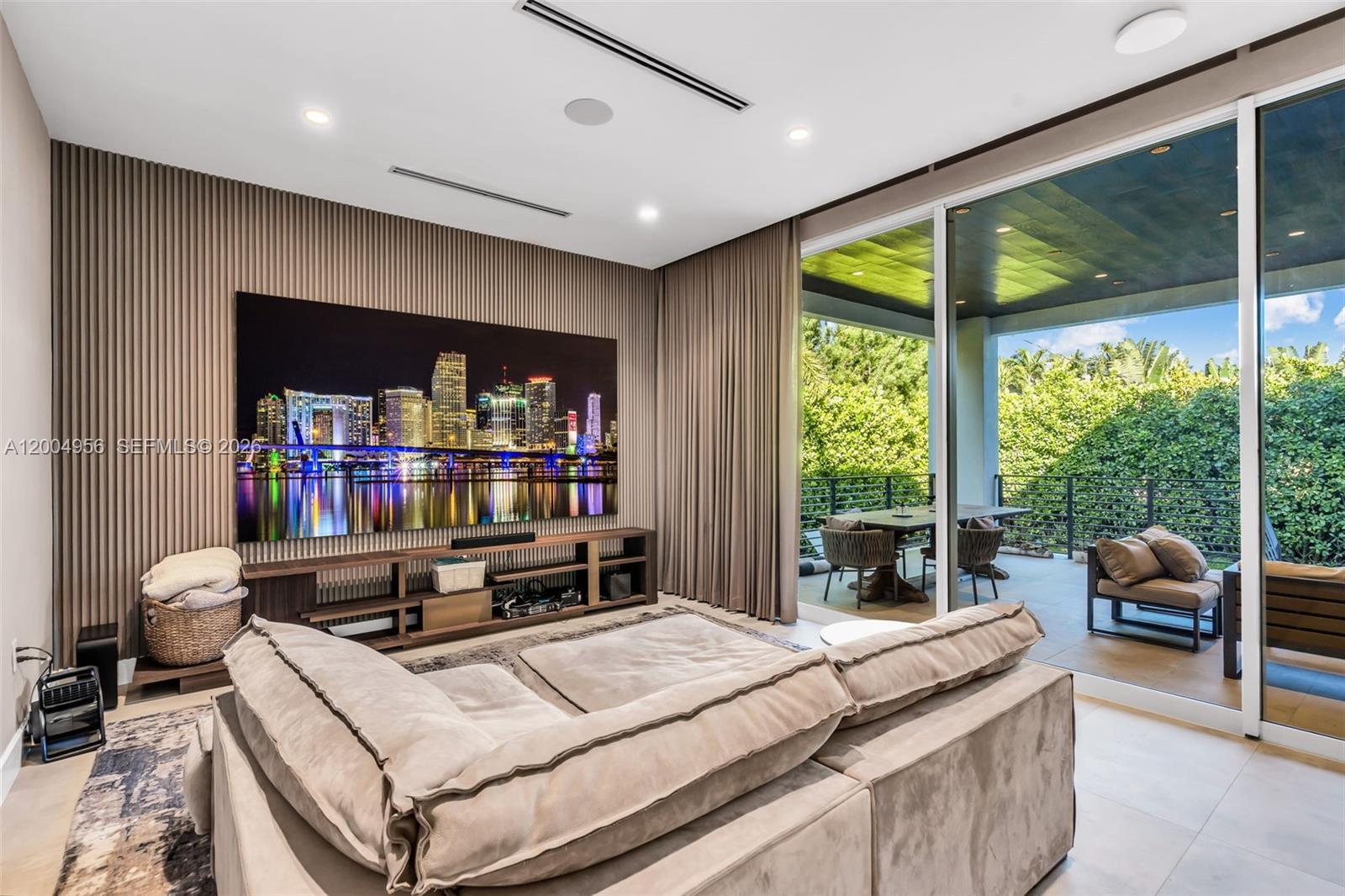 285 W Mashta Dr Key Biscayne, FL 33149