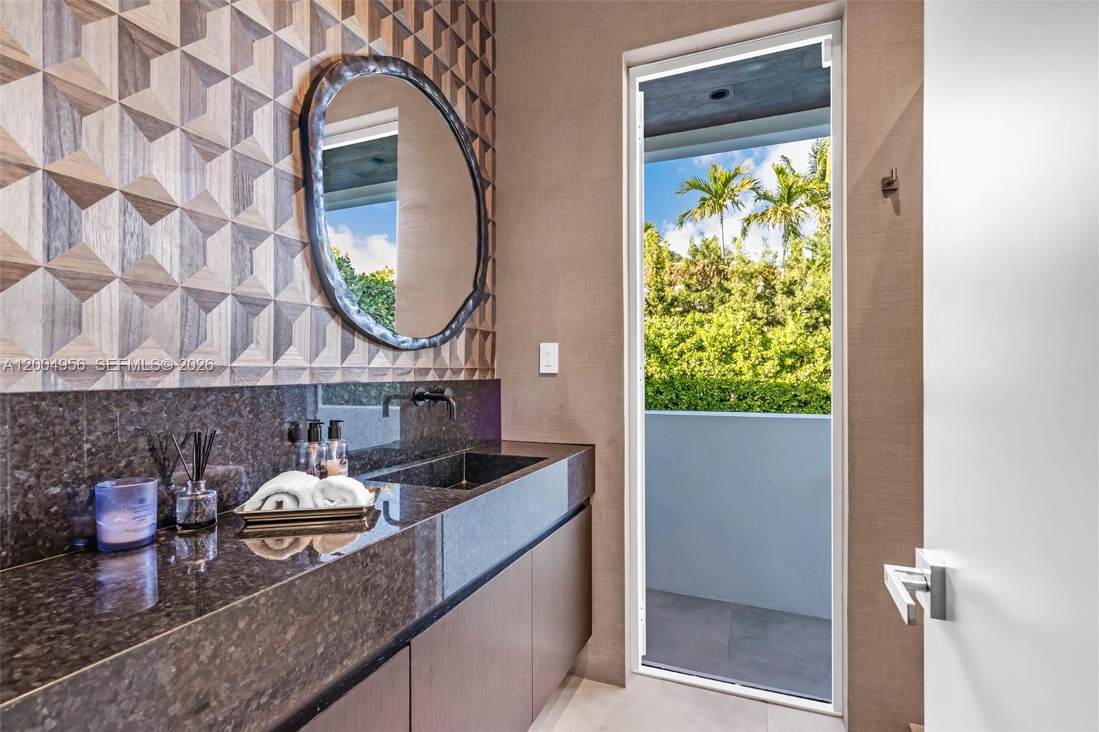 285 W Mashta Dr Key Biscayne, FL 33149