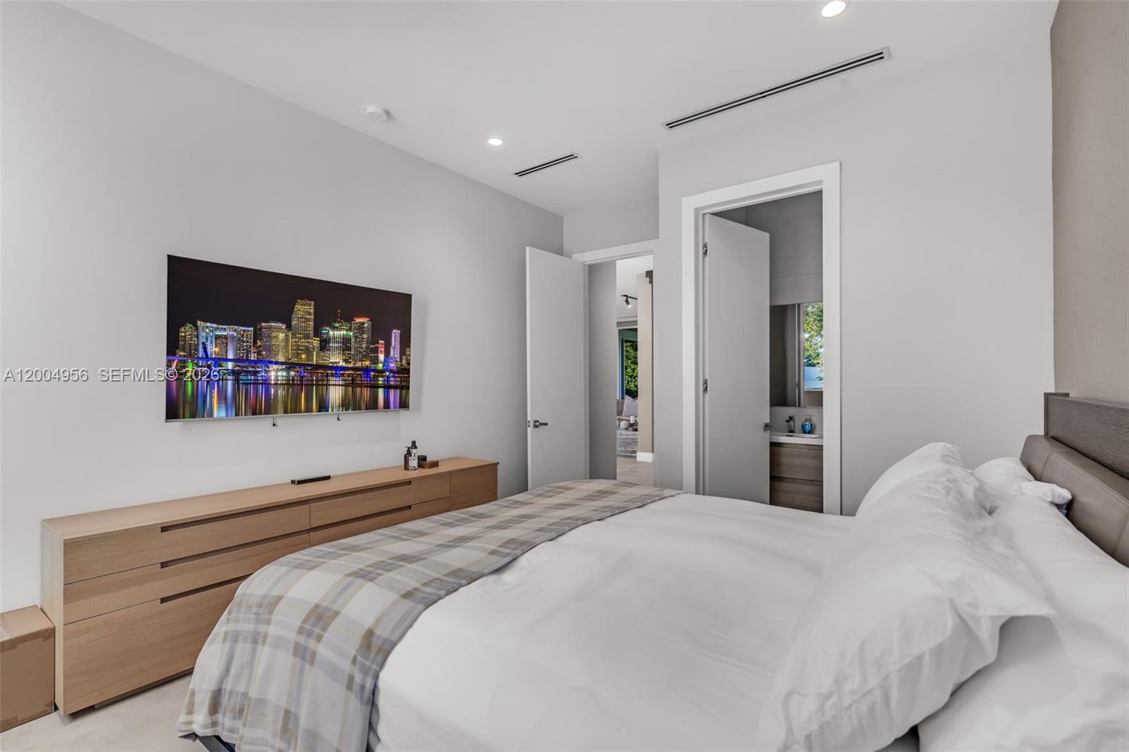 285 W Mashta Dr Key Biscayne, FL 33149