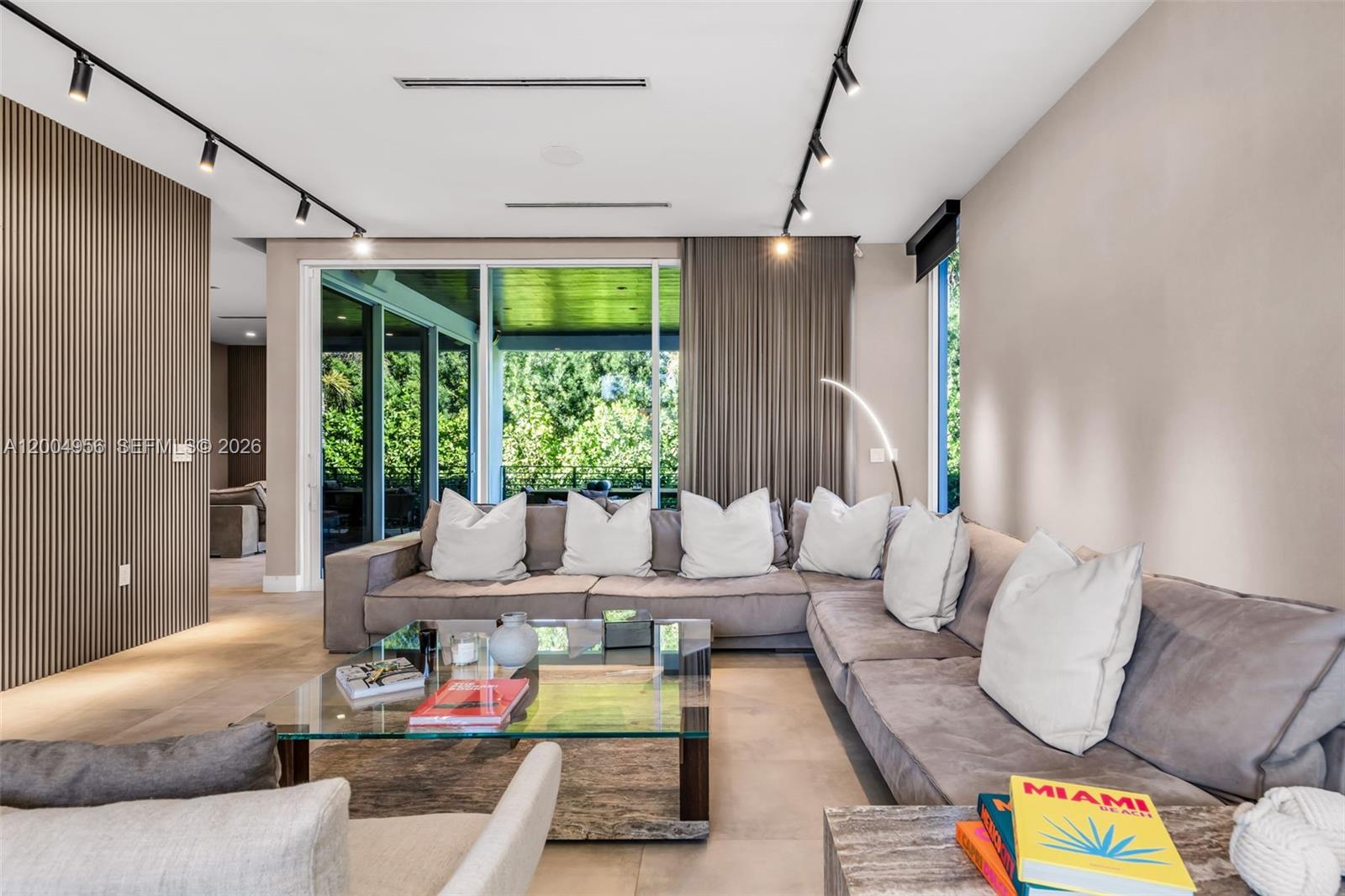 285 W Mashta Dr Key Biscayne, FL 33149