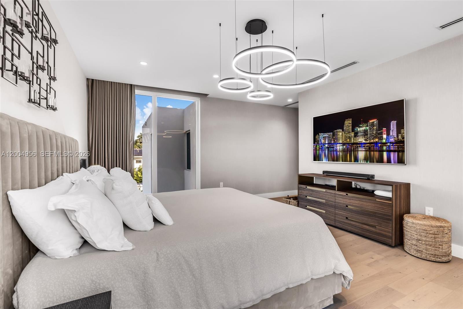 285 W Mashta Dr Key Biscayne, FL 33149