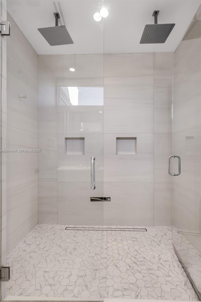 285 W Mashta Dr Key Biscayne, FL 33149