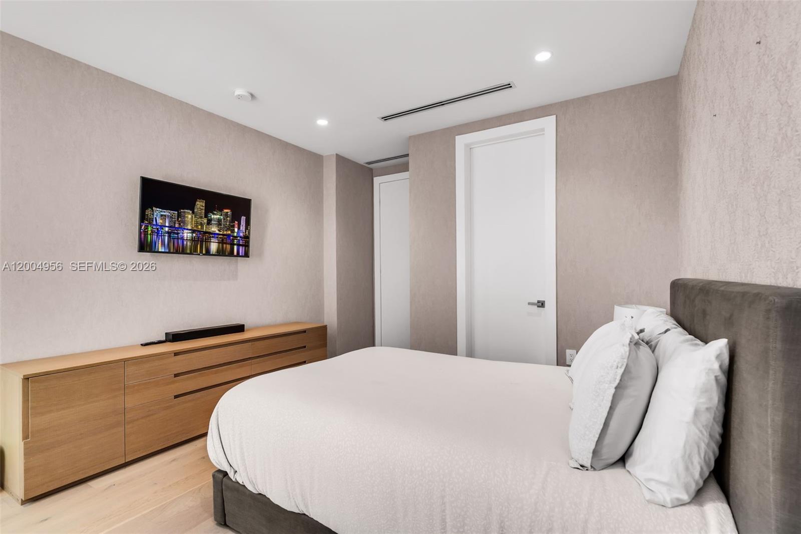 285 W Mashta Dr Key Biscayne, FL 33149