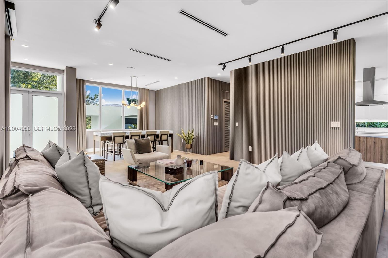 285 W Mashta Dr Key Biscayne, FL 33149