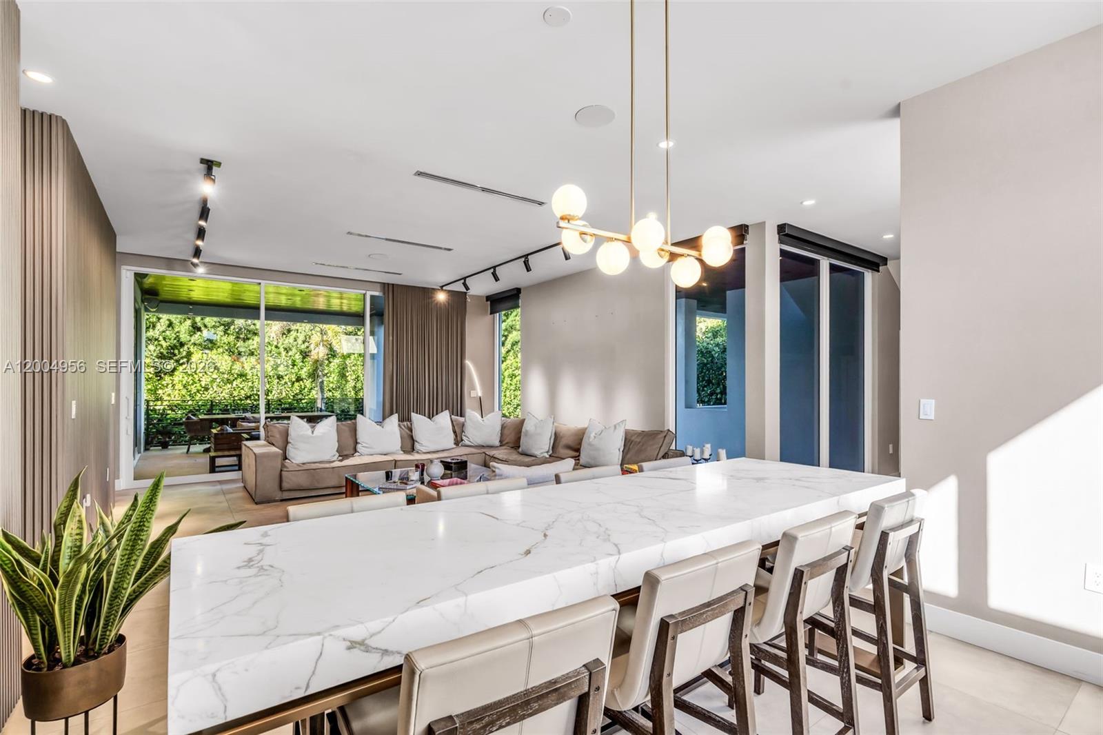 285 W Mashta Dr Key Biscayne, FL 33149