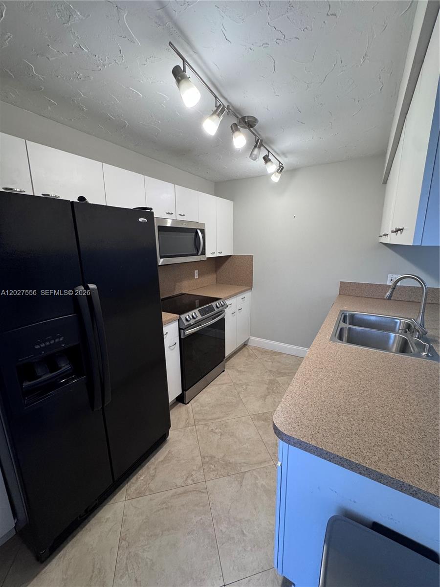 1532 W Harmony Lk Cir Davie, FL 33324