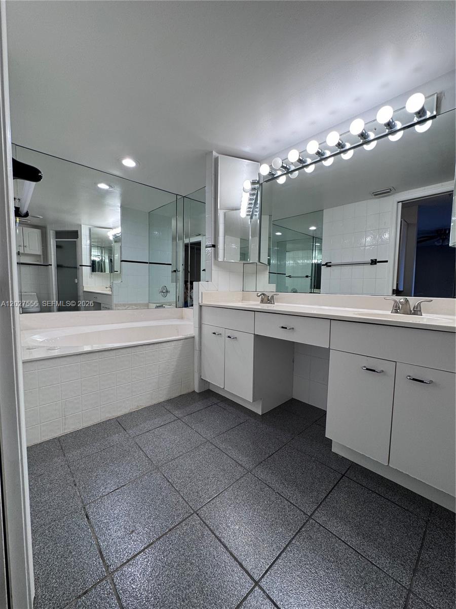 1532 W Harmony Lk Cir Davie, FL 33324