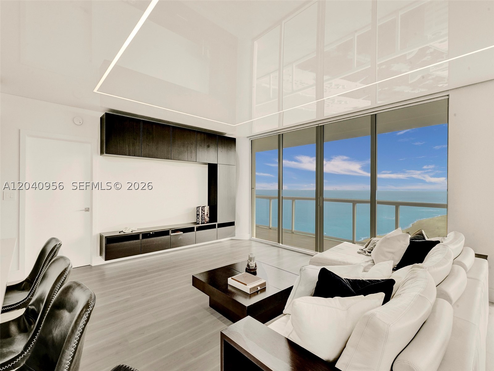 image Akoya4
