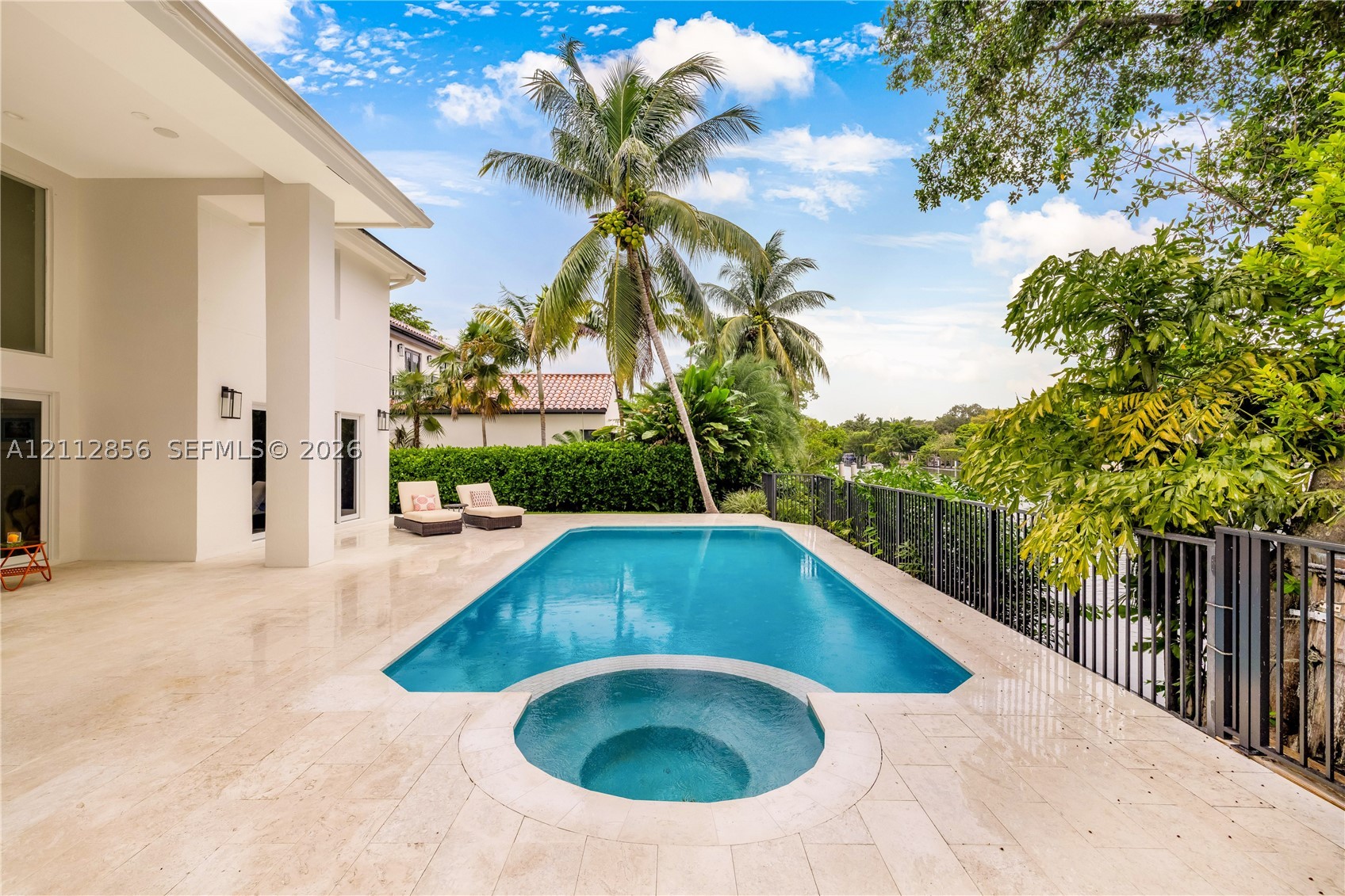285 Las Brisas Ct Coral Gables, FL 33143