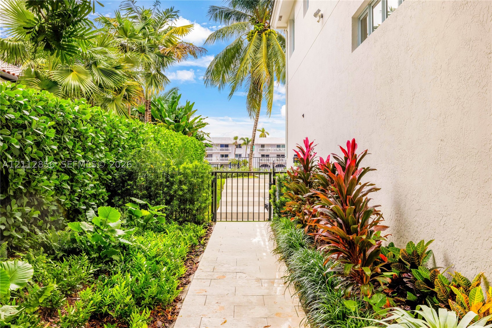 285 Las Brisas Ct Coral Gables, FL 33143