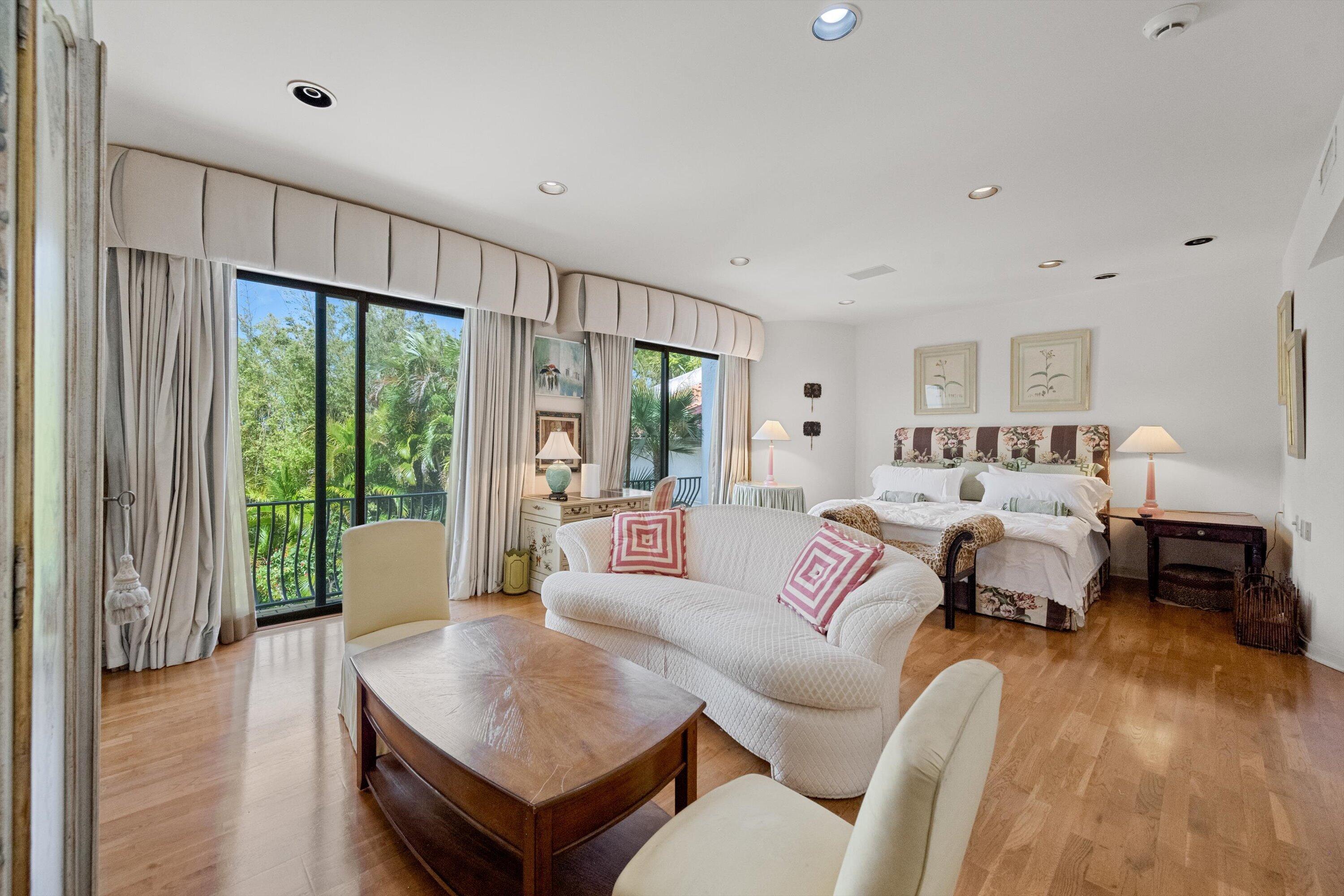 23 Sloans Curv Palm Beach, FL 33480