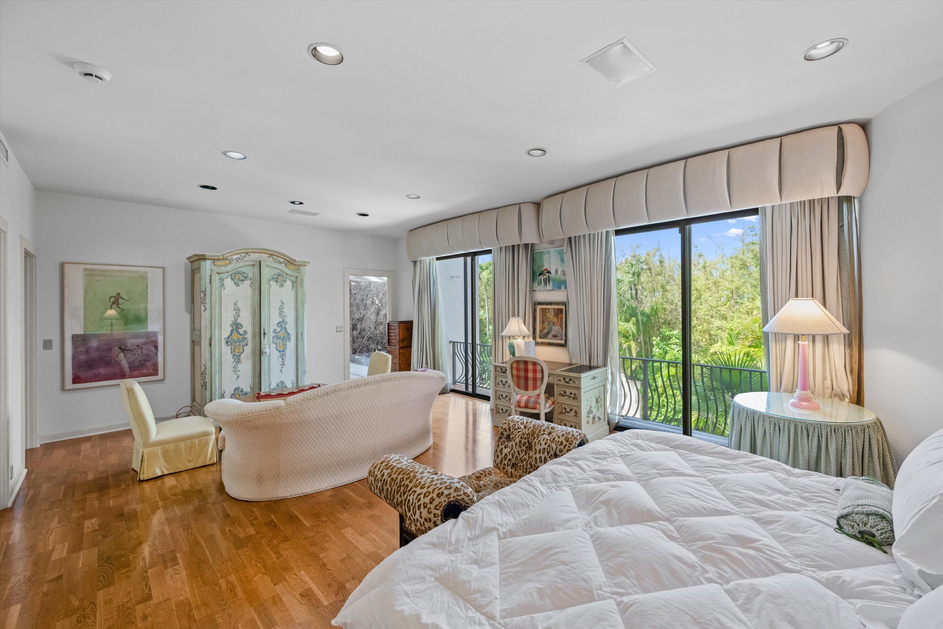23 Sloans Curv Palm Beach, FL 33480