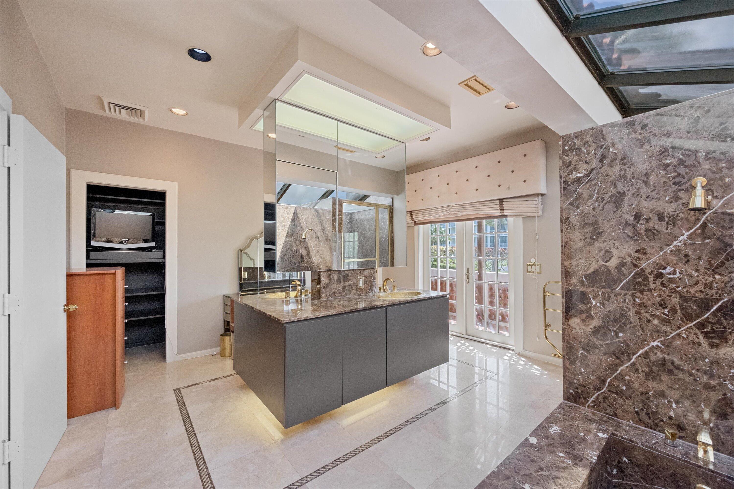 23 Sloans Curv Palm Beach, FL 33480
