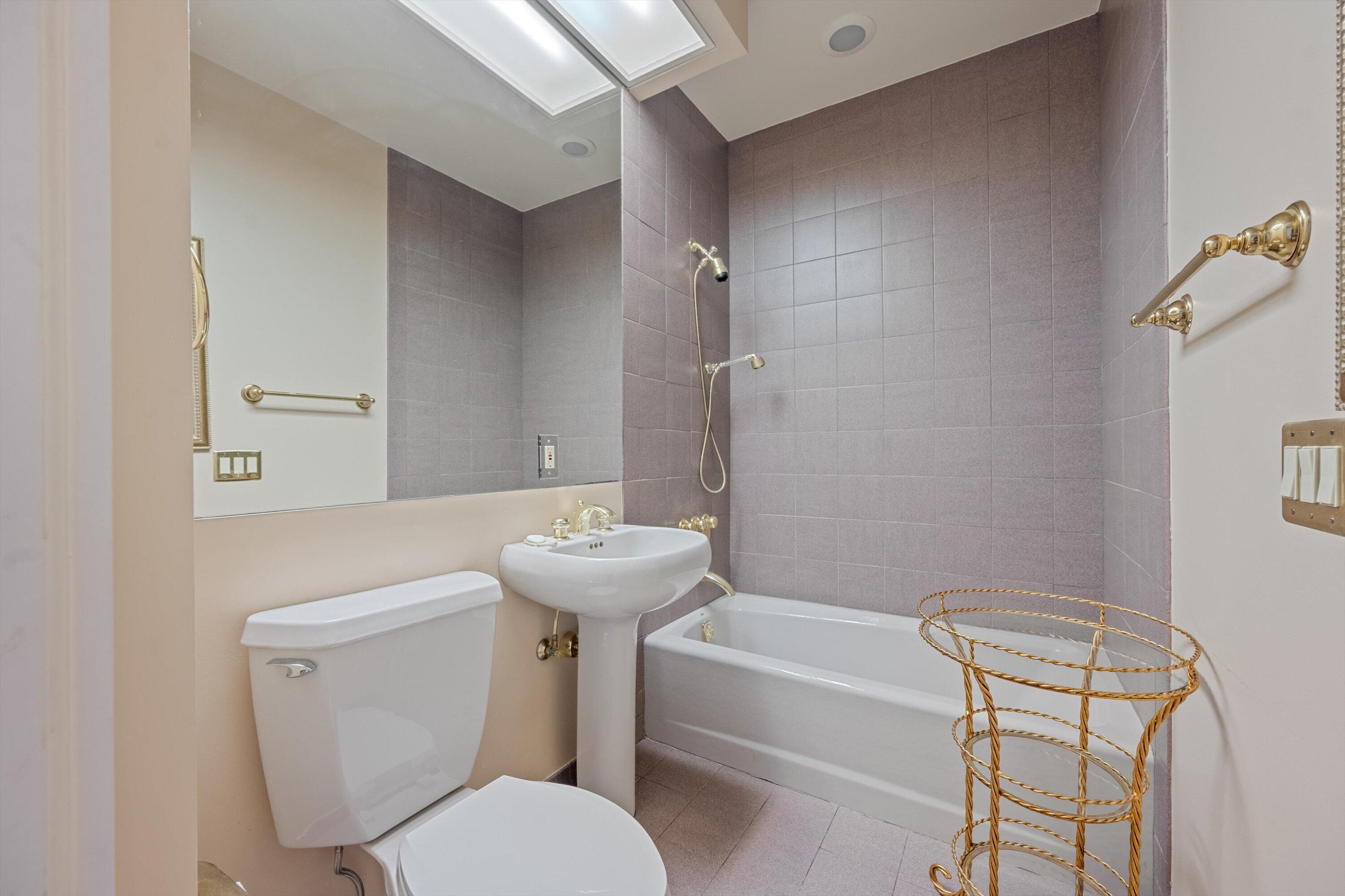 23 Sloans Curv Palm Beach, FL 33480