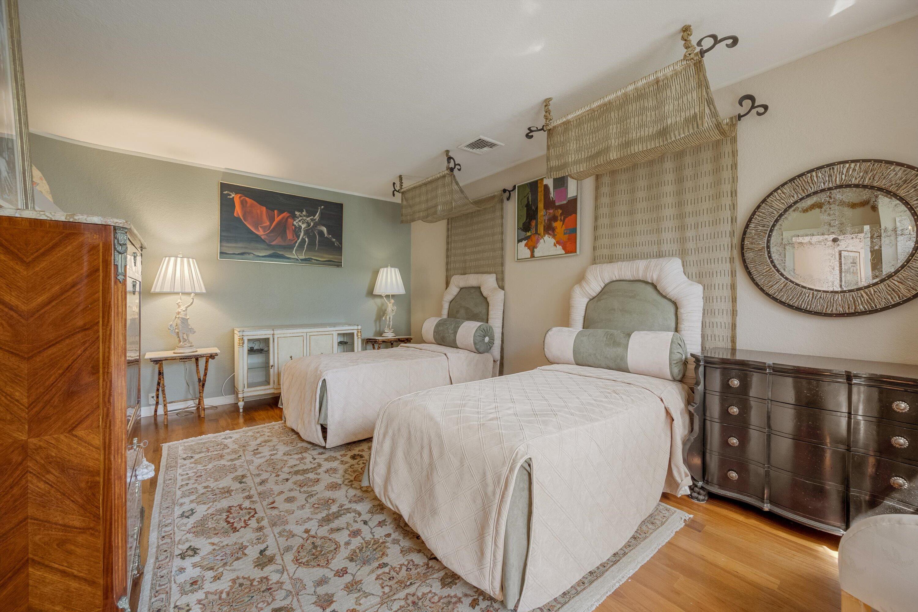 23 Sloans Curv Palm Beach, FL 33480