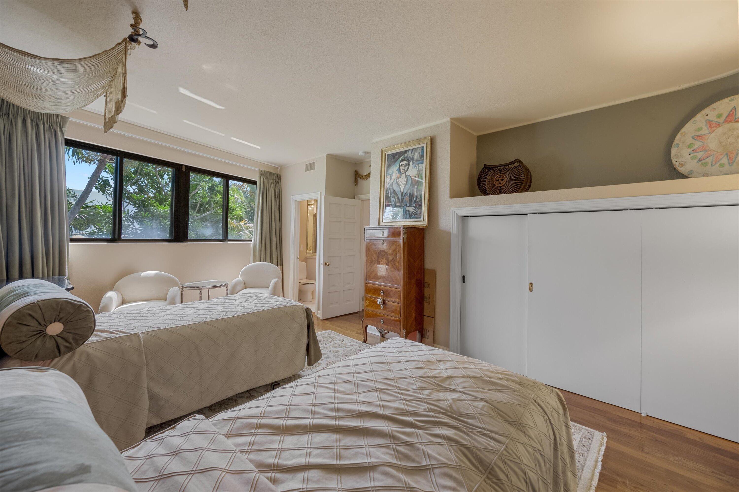 23 Sloans Curv Palm Beach, FL 33480