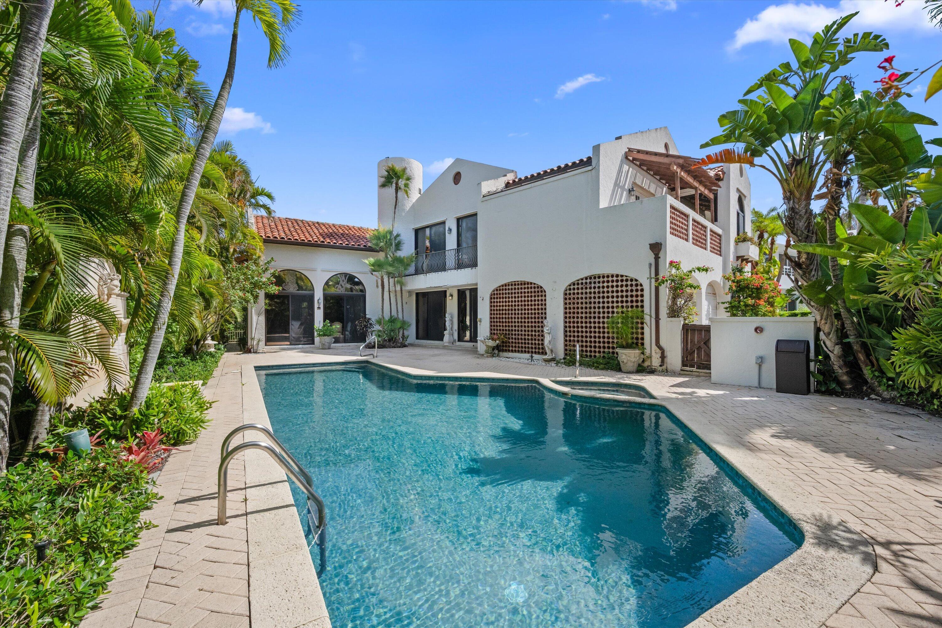 23 Sloans Curv Palm Beach, FL 33480