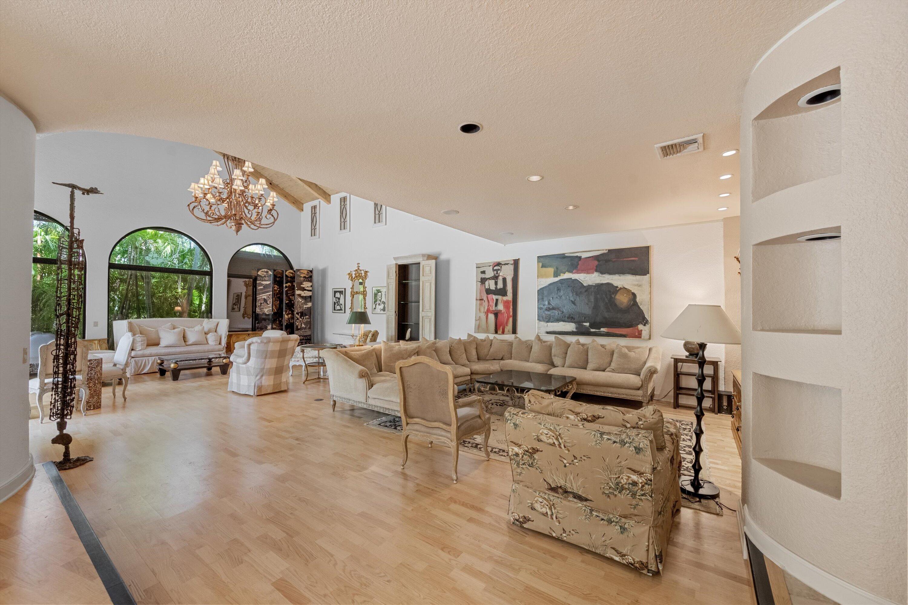 23 Sloans Curv Palm Beach, FL 33480