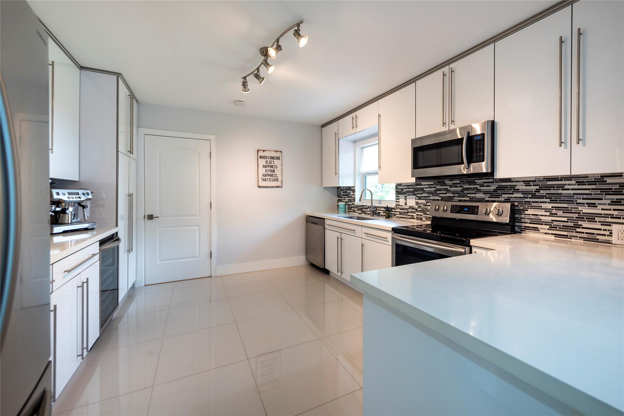 2341 NE 8th Fort Lauderdale, FL 33304