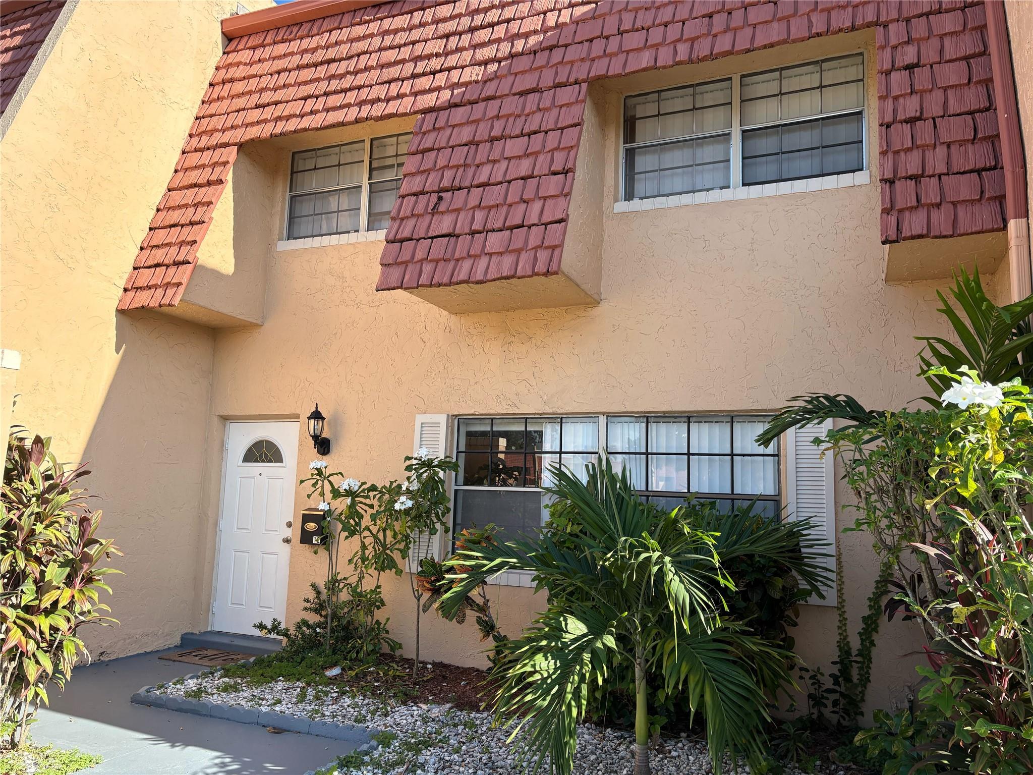 12 Meacham Ln #12