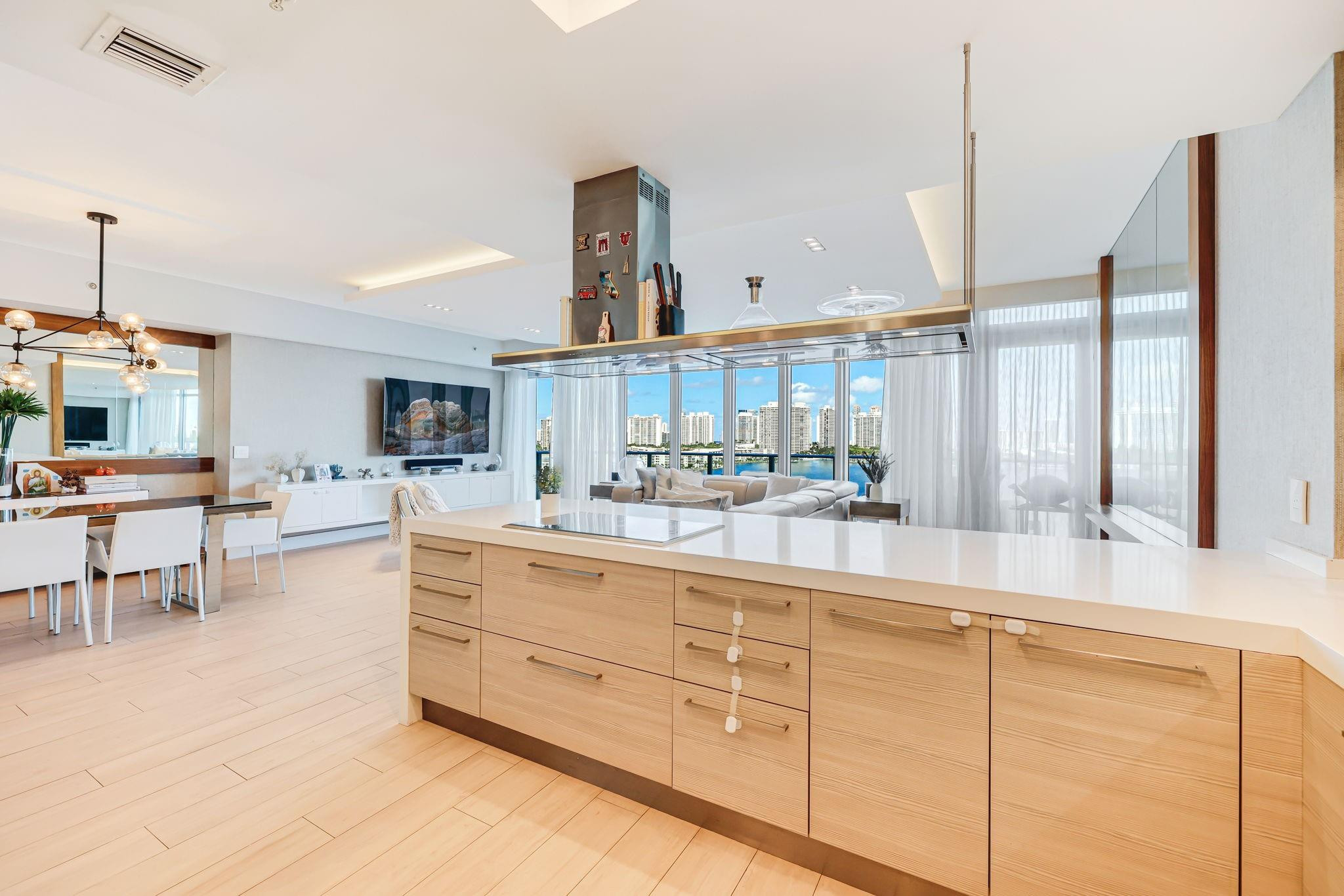 17301 Biscayne #1011 North Miami Beach, FL 33160