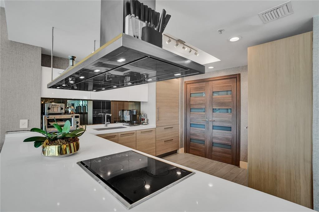 17301 Biscayne #1011 North Miami Beach, FL 33160