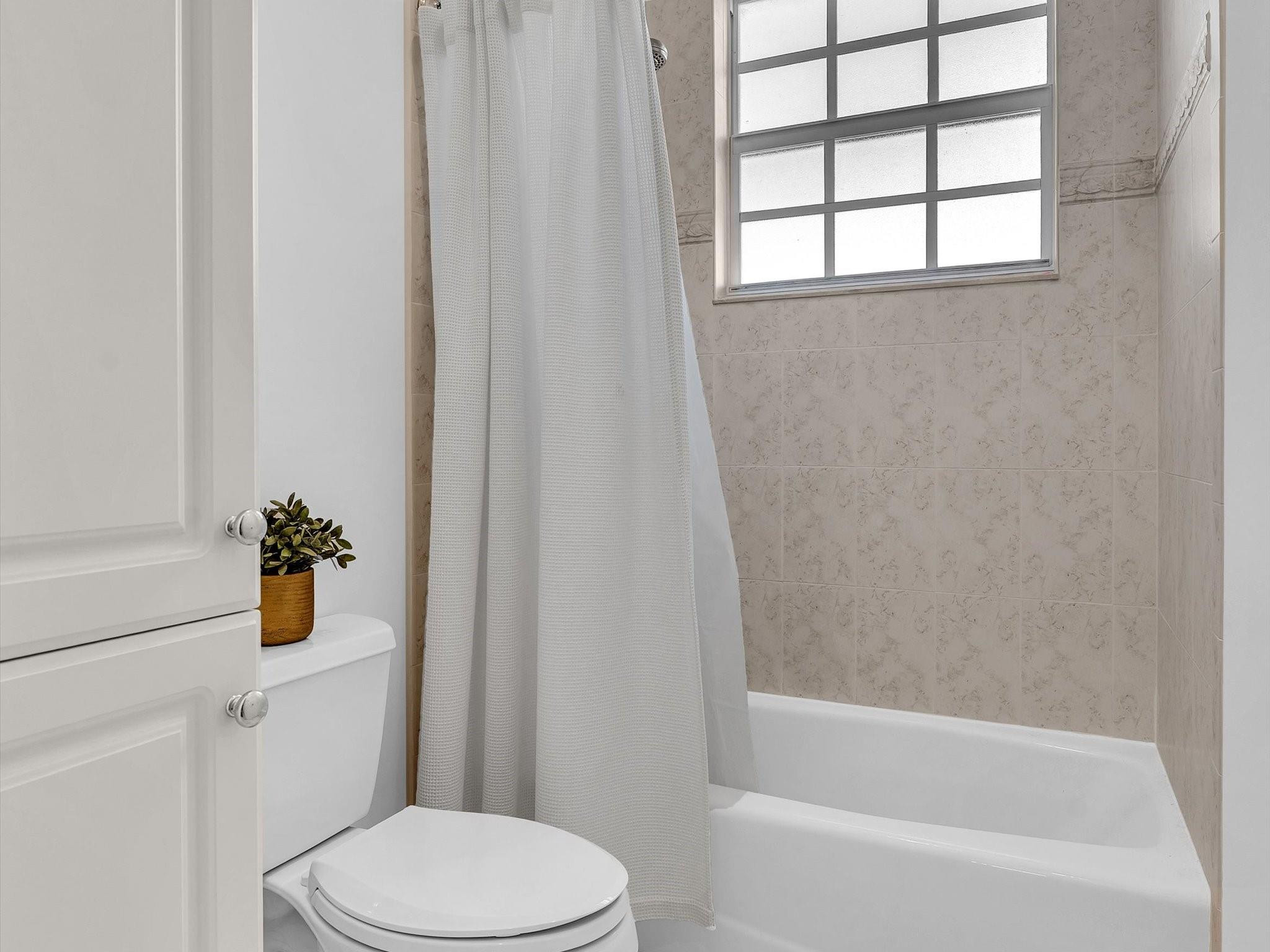 6806 Lakeside Davie, FL 33314