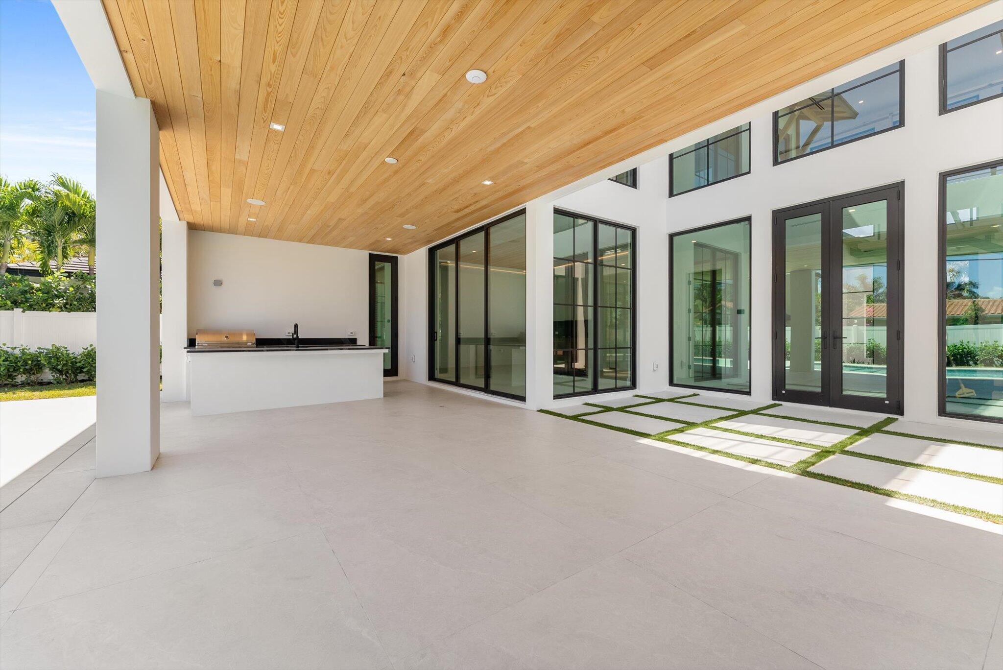 880 NE 3rd Ave Boca Raton, FL 33432