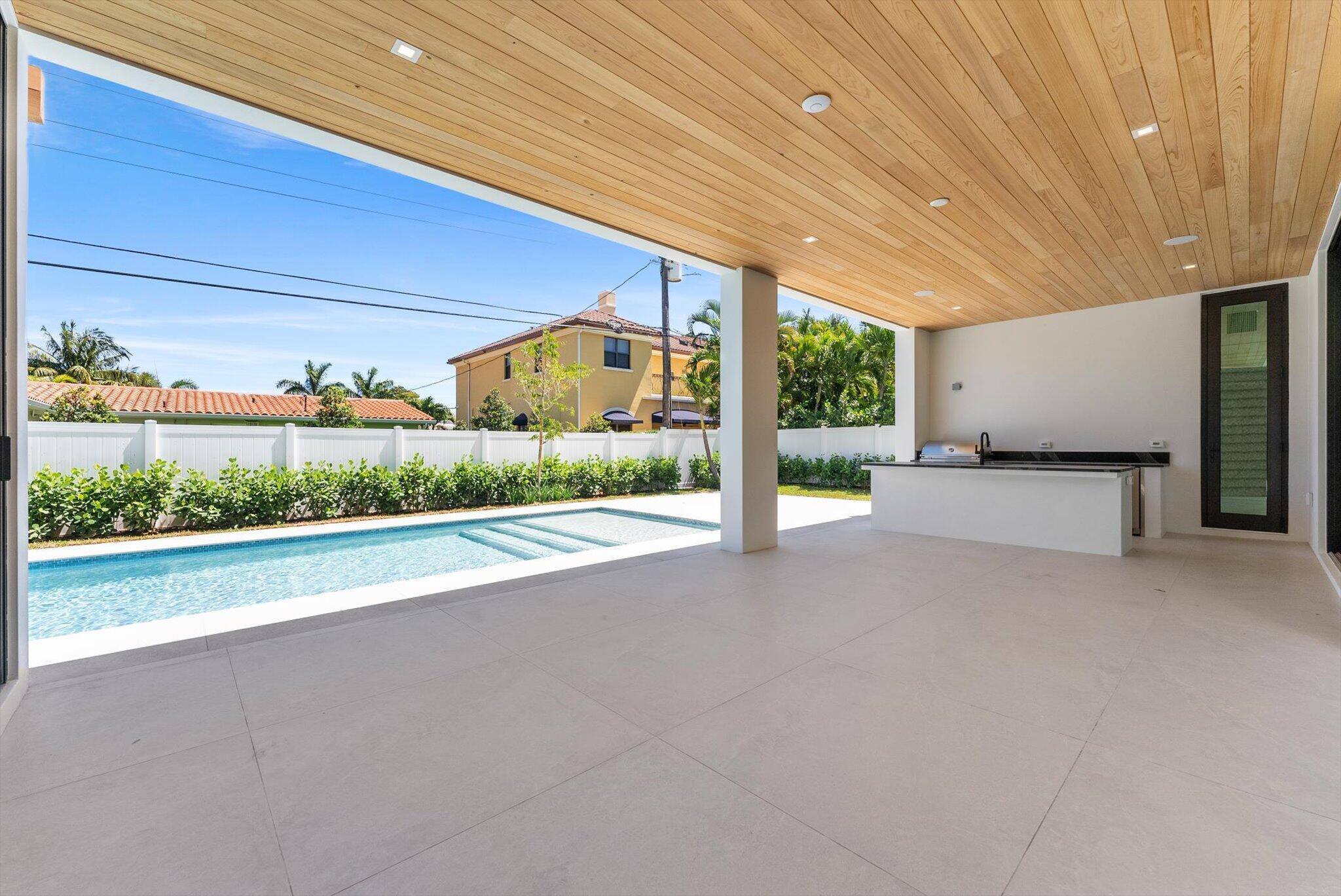 880 NE 3rd Ave Boca Raton, FL 33432