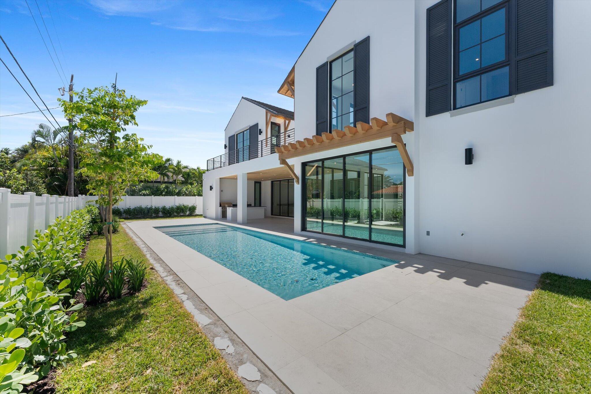 880 NE 3rd Ave Boca Raton, FL 33432