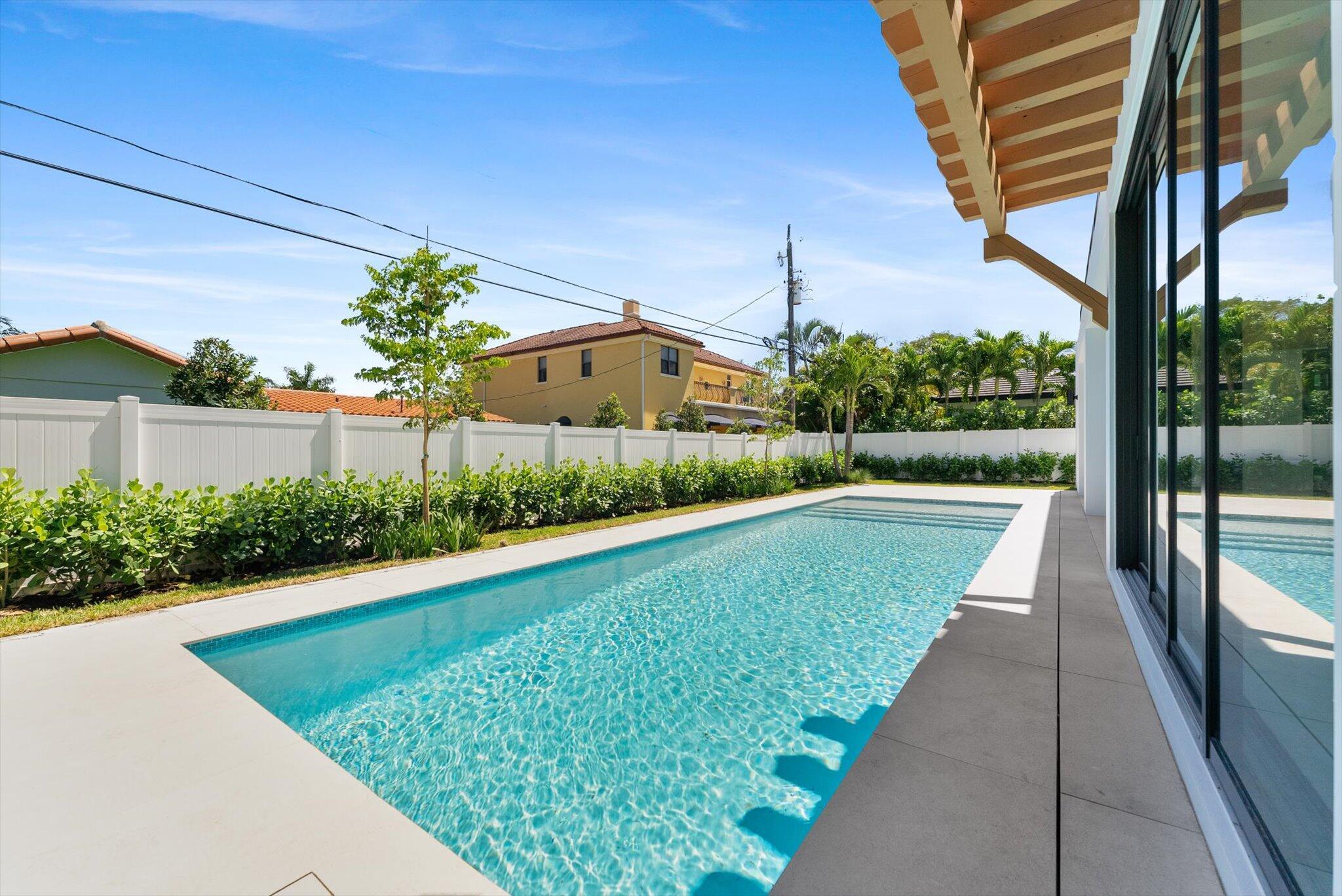 880 NE 3rd Ave Boca Raton, FL 33432