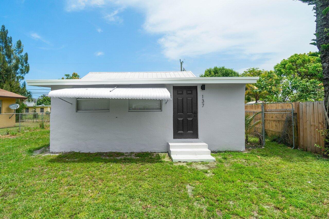 137 SW 9th Ave